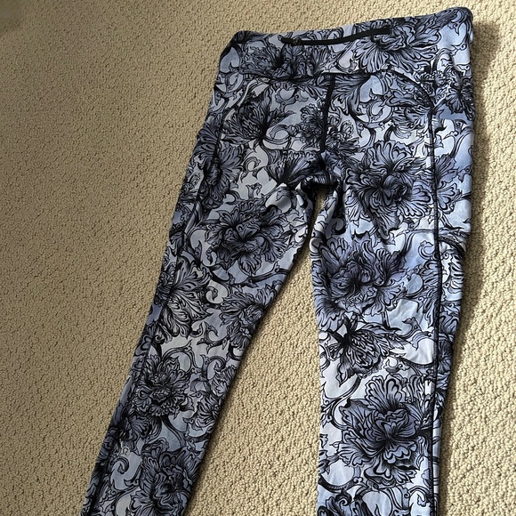 Lulu Lemon High Rise Training Leggings - Picture 4 of 4